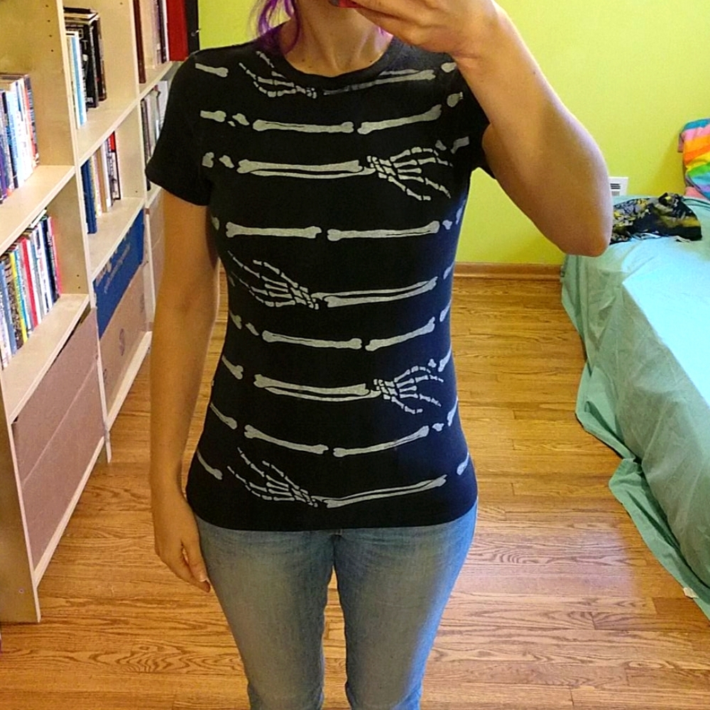 Skeleton arm t shirt spooky horror punk tshirt